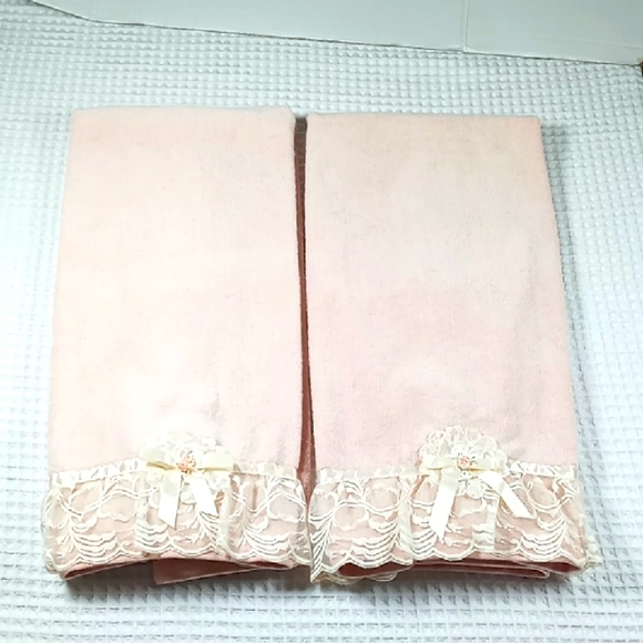Avanti Other - Vintage Avanti Look 1978 Soft Pink Bath Towels with Lace Trim Set of 2